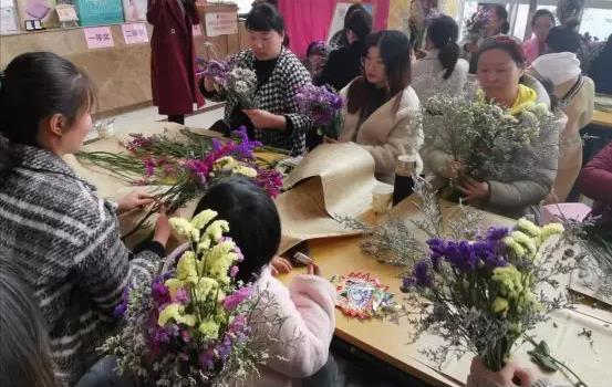 孕妈的“花样生活”南阳圣玛医院成功举办孕妈插花活动