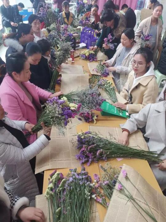 孕妈的“花样生活”南阳圣玛医院成功举办孕妈插花活动