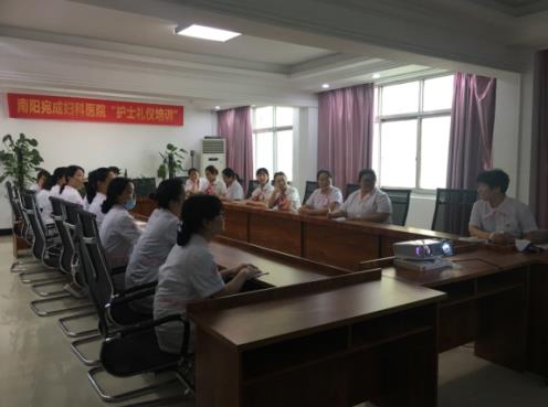 南阳宛成妇科医院举办“护士礼仪培训”