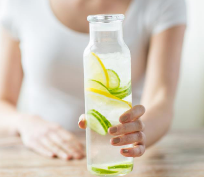 一杯水或一小撮水，再倒入几片柠檬片——柠檬水是一种健康的饮料