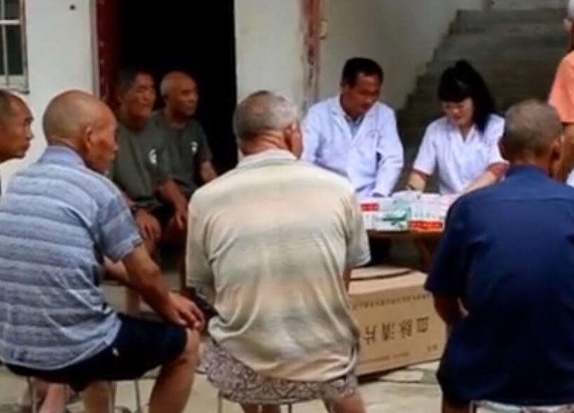 邓州村医曾伟“父亲节”摆宴席 宴请敬老院老人