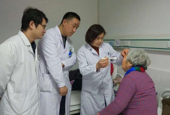 南阳市眼科医院白内障专家张春梅提醒：白内障手术进入屈光时代