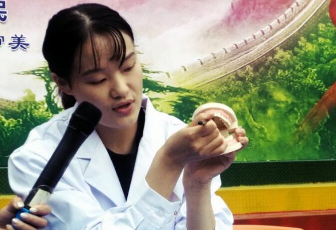 口腔健康 全身健康 ——淅川县第二小学举行“爱牙日”口腔健康知识讲座