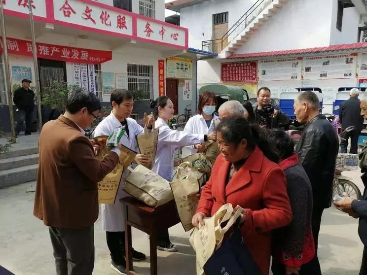 全国第六个“扶贫日”南阳市眼科医院在行动