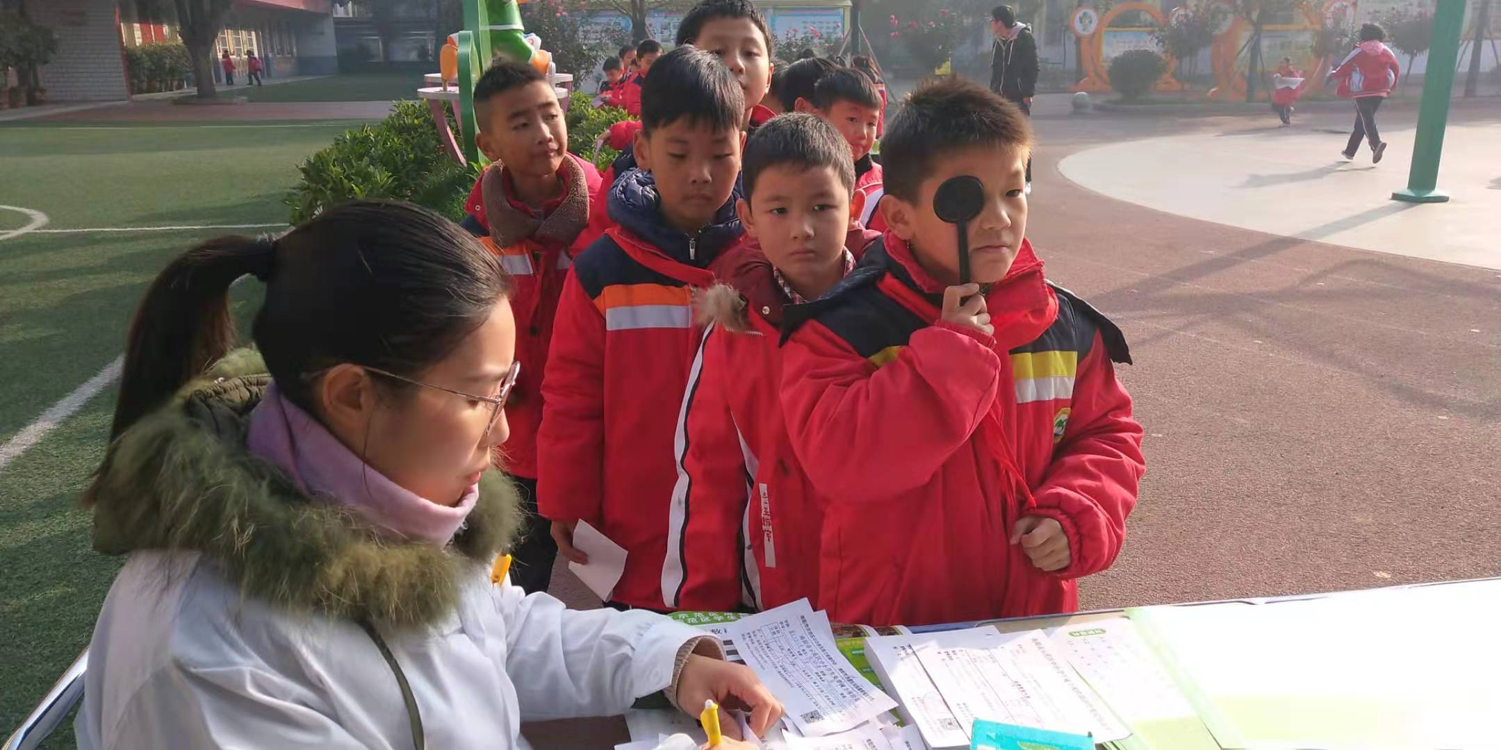 南阳市39小学：关注学生视力健康 视力普查进校园