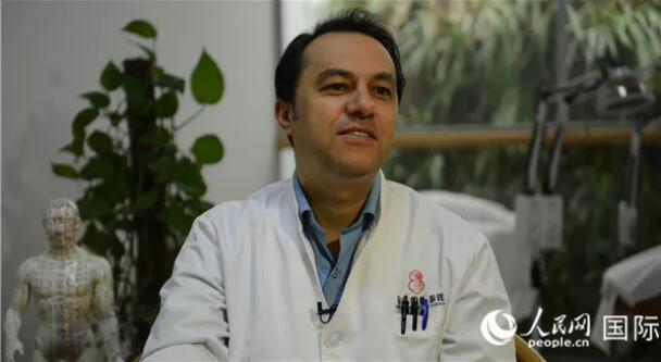 从不信中医到立志学好中医，“洋中医”胡曼在国际舞台上为中医针灸“代言”