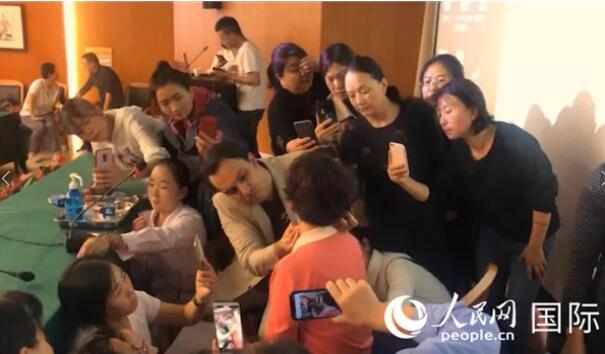 从不信中医到立志学好中医，“洋中医”胡曼在国际舞台上为中医针灸“代言”