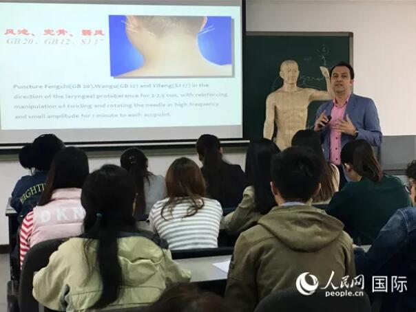 从不信中医到立志学好中医，“洋中医”胡曼在国际舞台上为中医针灸“代言”