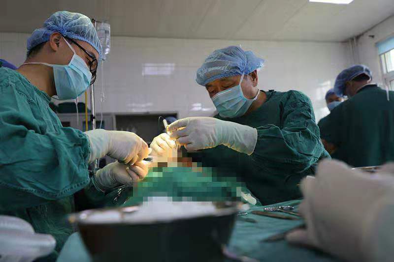 异想天开！南阳小伙竟然用铁钉、牙签插入牙床“钉灸”治牙痛