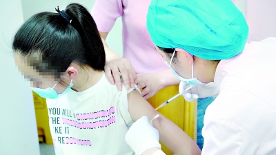 国产宫颈癌疫苗落地：十岁女孩成接种第一人，价格是进口一半