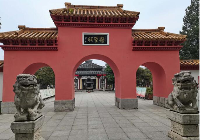 “走进中医圣地，体验养生之城”网络媒体医圣故里行走进南阳医圣祠