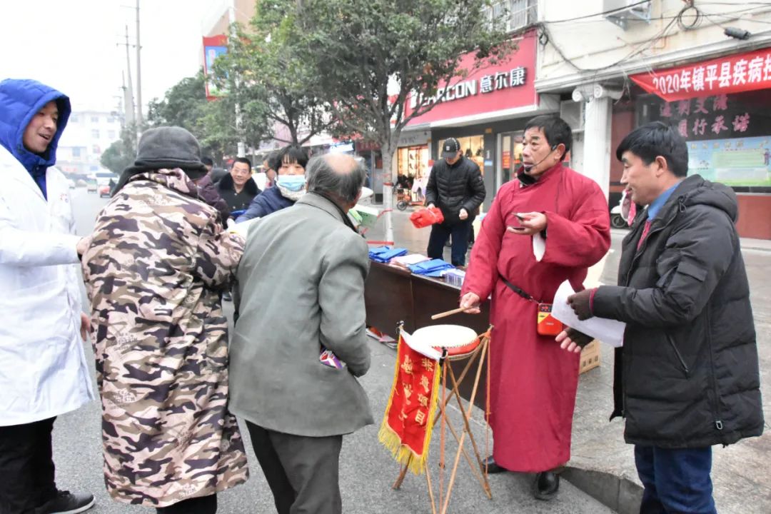 乱云低薄暮，急雪舞回风——镇平县开展世界艾滋病日主题宣传活动