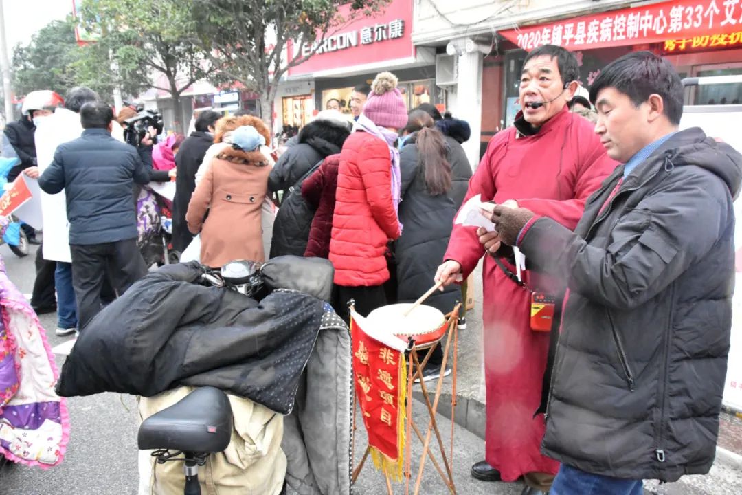 乱云低薄暮，急雪舞回风——镇平县开展世界艾滋病日主题宣传活动