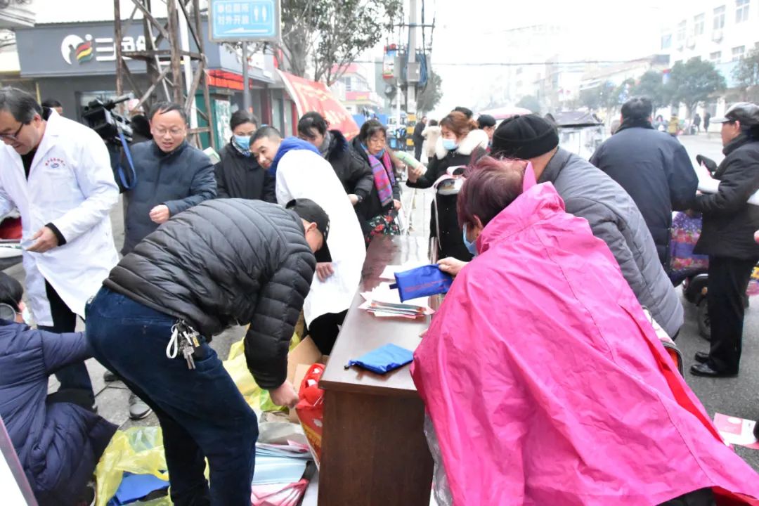 乱云低薄暮，急雪舞回风——镇平县开展世界艾滋病日主题宣传活动