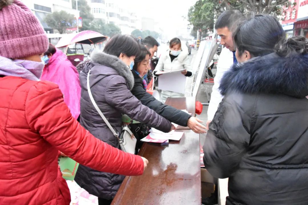 乱云低薄暮，急雪舞回风——镇平县开展世界艾滋病日主题宣传活动
