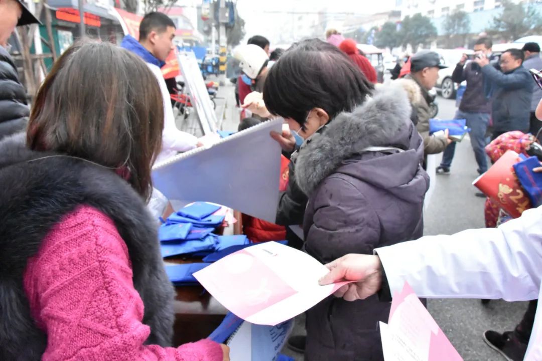 乱云低薄暮，急雪舞回风——镇平县开展世界艾滋病日主题宣传活动