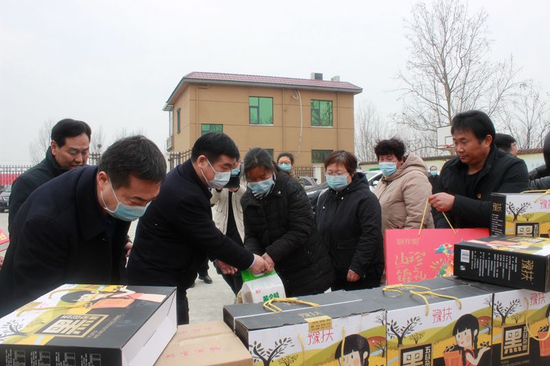 省卫健委领导深入方城调研基层医疗卫生工作慰问扶贫队员贫困群众