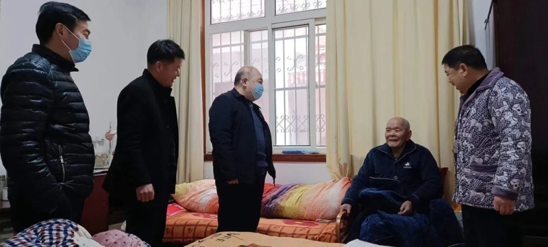 春节慰问送温暖 党政关爱进万家——镇平县卫健委开展迎新春慰问老干部活动