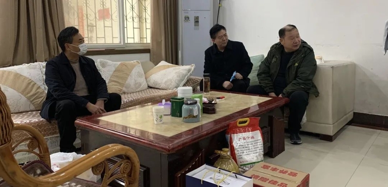 春节慰问送温暖 党政关爱进万家——镇平县卫健委开展迎新春慰问老干部活动