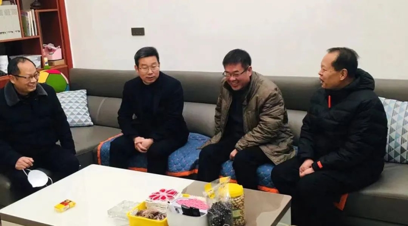 春节慰问送温暖 党政关爱进万家——镇平县卫健委开展迎新春慰问老干部活动