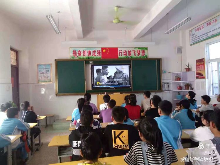 南阳市42小学组织学生观看爱国主义教育影片