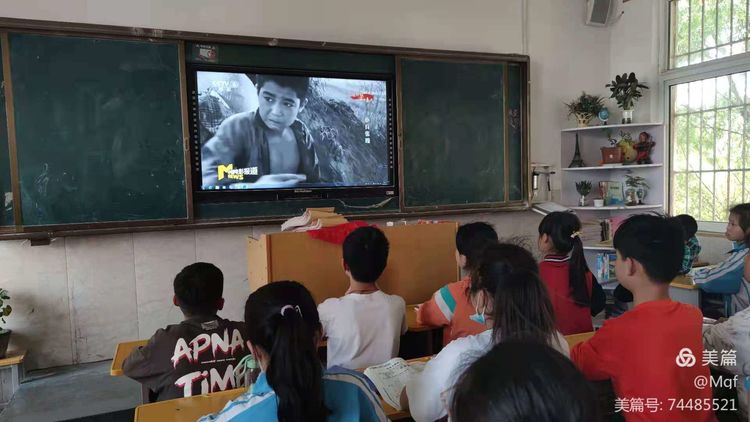 南阳市42小学组织学生观看爱国主义教育影片