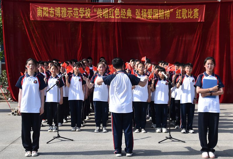 南阳市示范区博雅学校举行红歌歌咏比赛