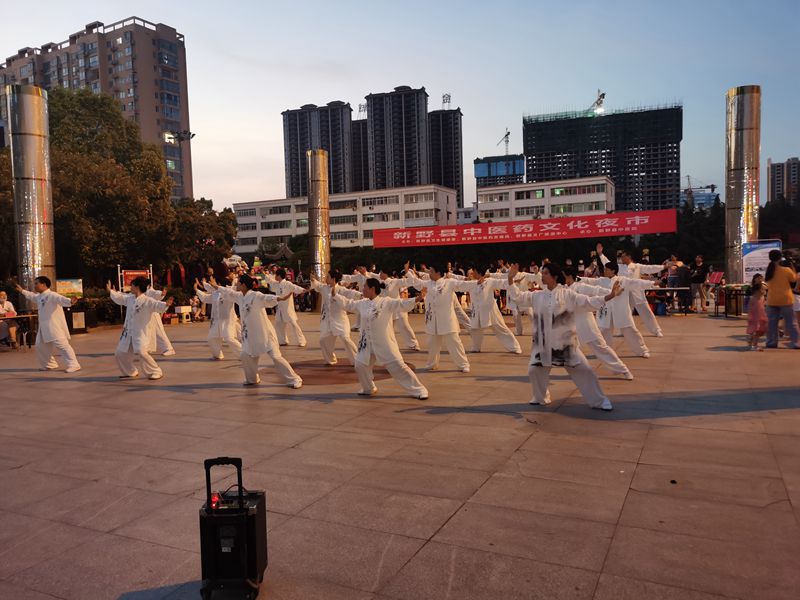 人间烟火味  最抚凡人心——新野县 常态化举办中医药文化夜市 