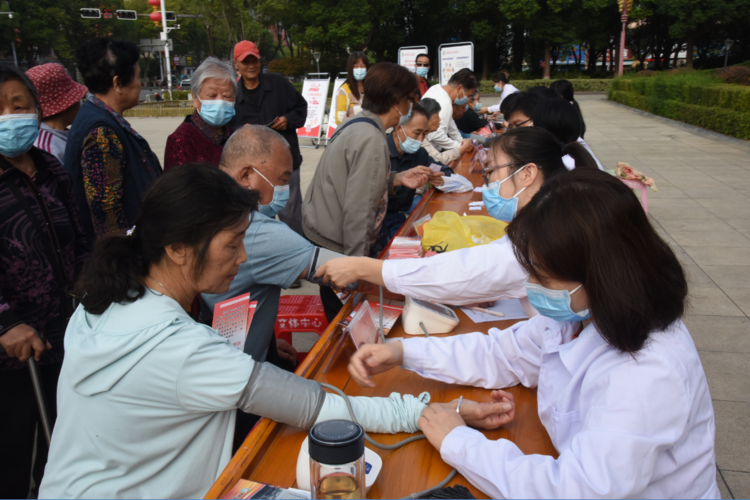 持续助力优化官庄工区、油区营商环境——南阳油田总医院“世界心脏日”举行义诊活动