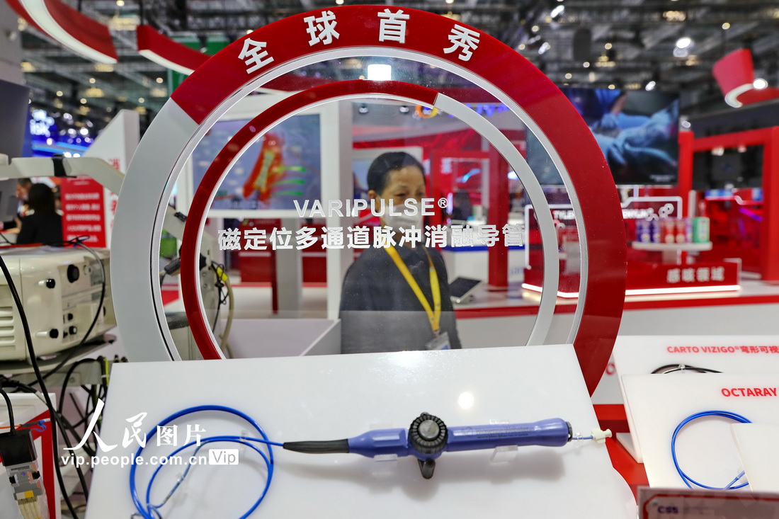 第五届中国国际进口博览会在国家会展中心（上海）举行，众多首发首展的新科技、新成果、新展品吸引关注的目光