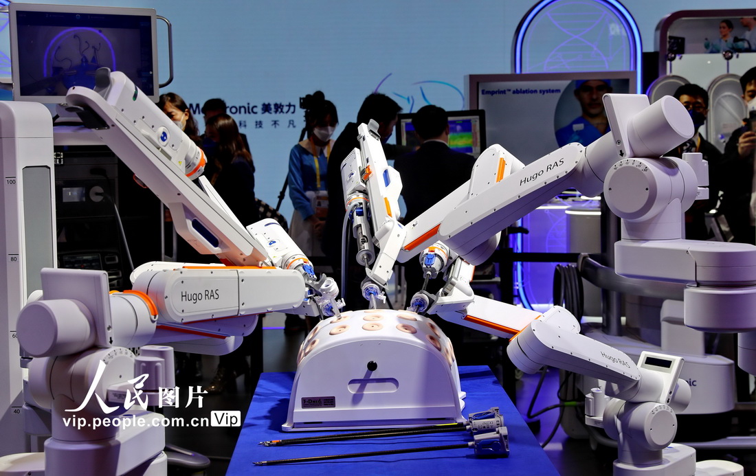 第五届中国国际进口博览会在国家会展中心（上海）举行，众多首发首展的新科技、新成果、新展品吸引关注的目光