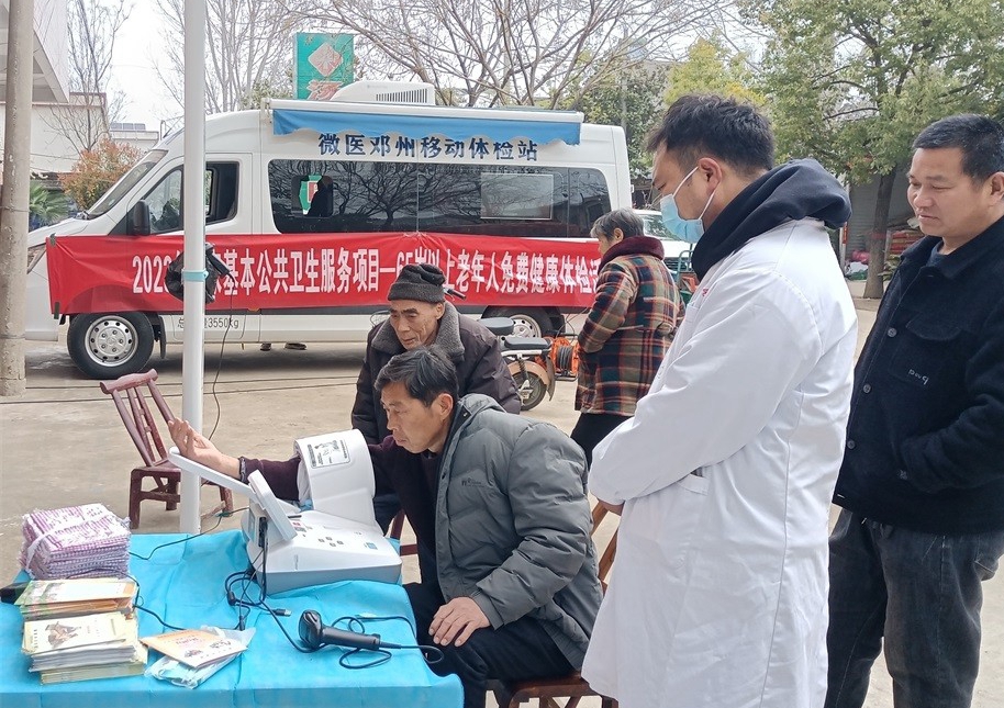 邓州市裴营乡卫生院为年满65岁老人体检