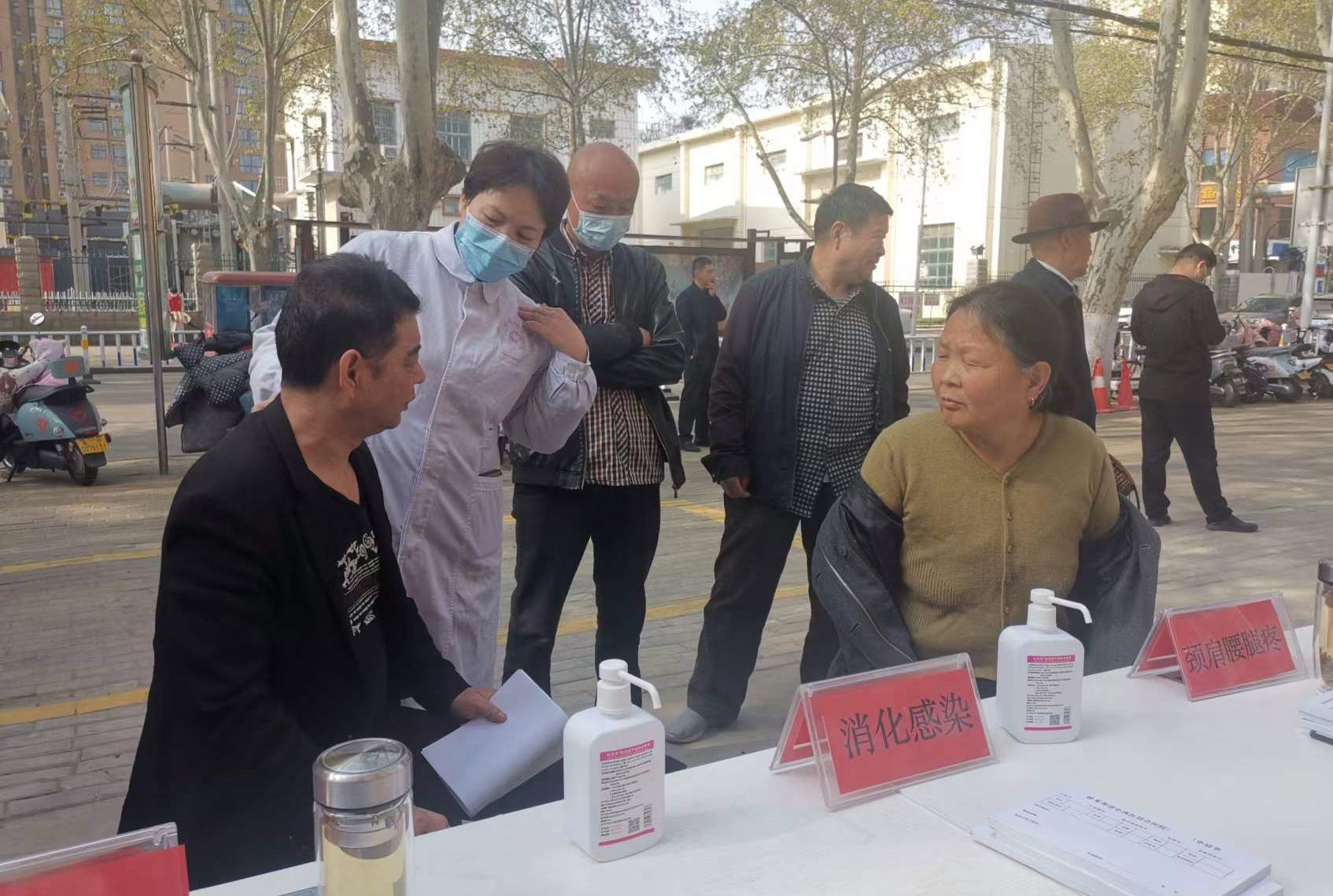医疗服务走基层 贴心服务暖人心——南阳医专一附院义诊活动在普济医院举行