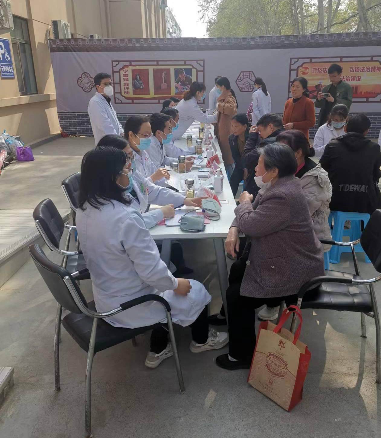 医疗服务走基层 贴心服务暖人心——南阳医专一附院义诊活动在普济医院举行
