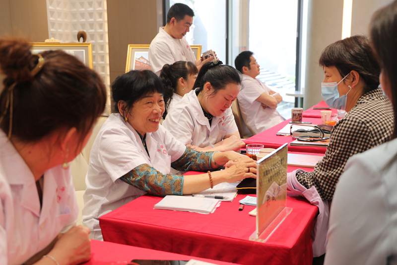 花漾美郡义诊，老中医成了热点