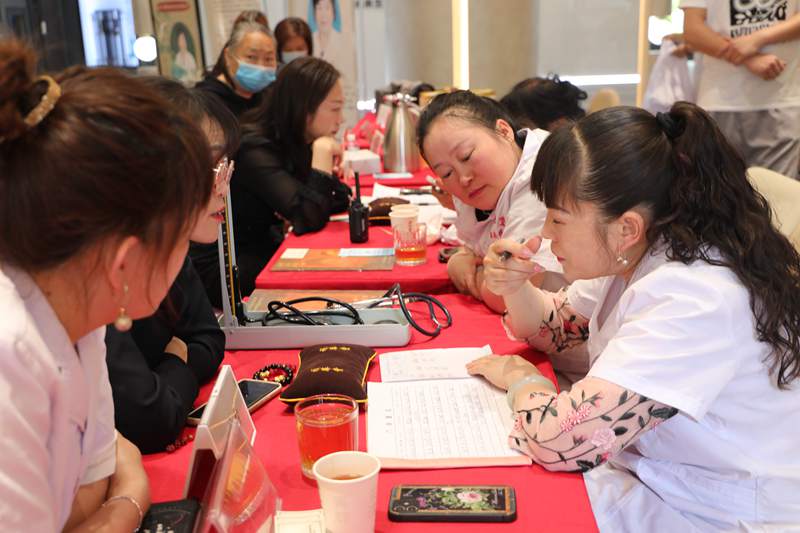 花漾美郡义诊，老中医成了热点