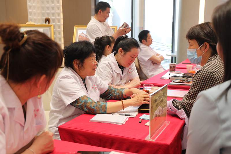 花漾美郡义诊，老中医成了热点