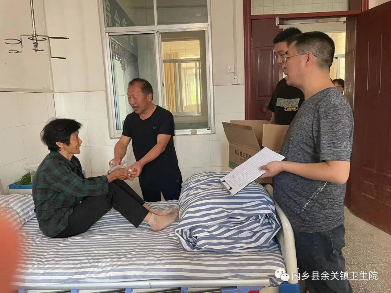 端午送温情 病房飘粽香——余关镇卫生院开展端午节送温暖活动