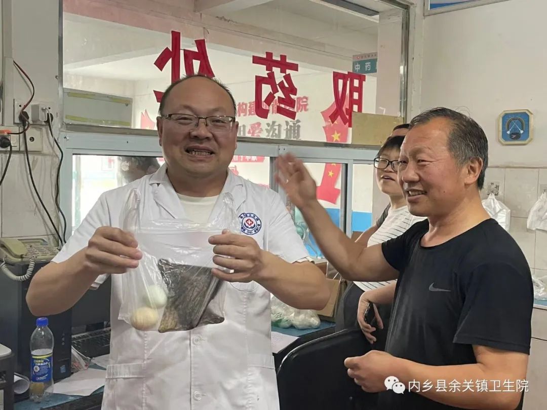 端午送温情 病房飘粽香——余关镇卫生院开展端午节送温暖活动