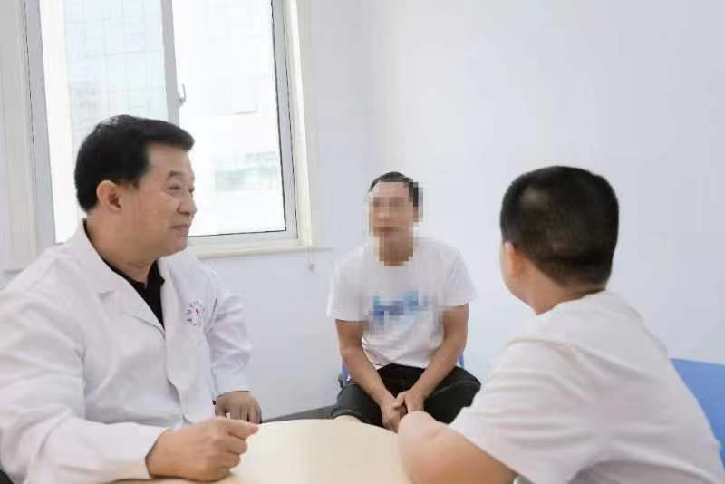 南阳|8岁男孩口眼歪斜急坏家长  专家:这个病可手术治疗