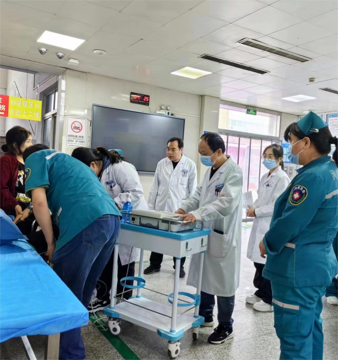 方城医务工作者：中秋国庆我在岗——守护健康不打烊