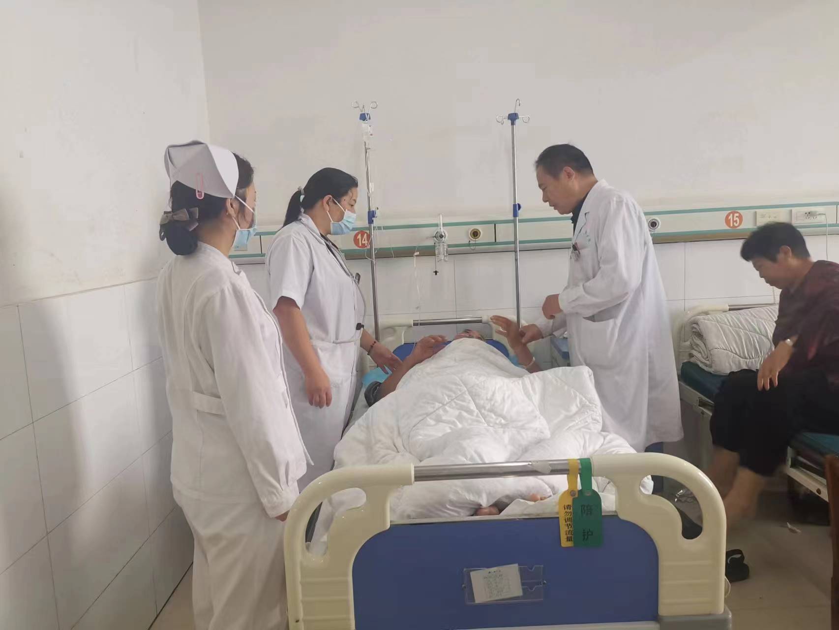 方城医务工作者：中秋国庆我在岗——守护健康不打烊