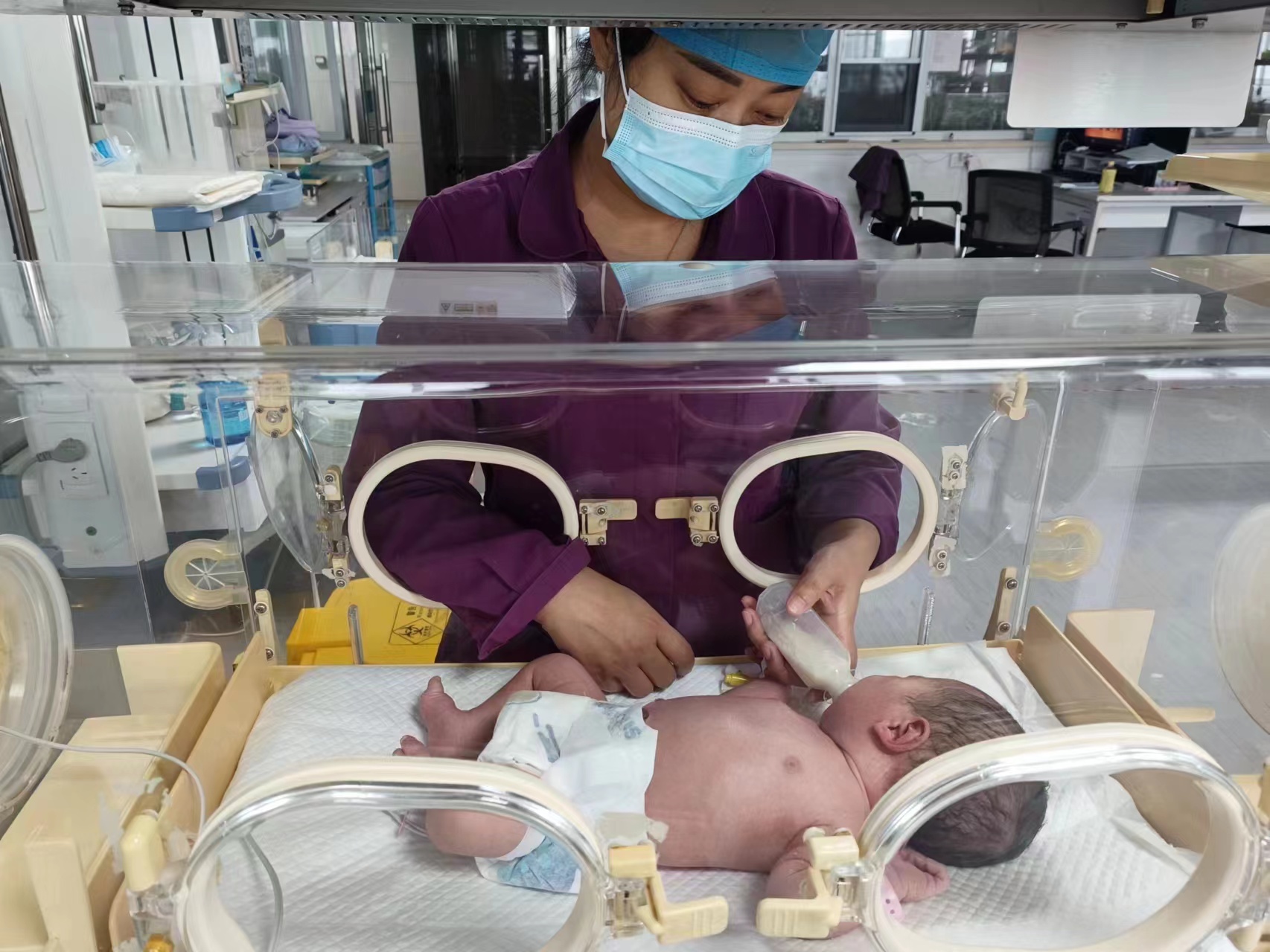 方城医务工作者：中秋国庆我在岗——守护健康不打烊
