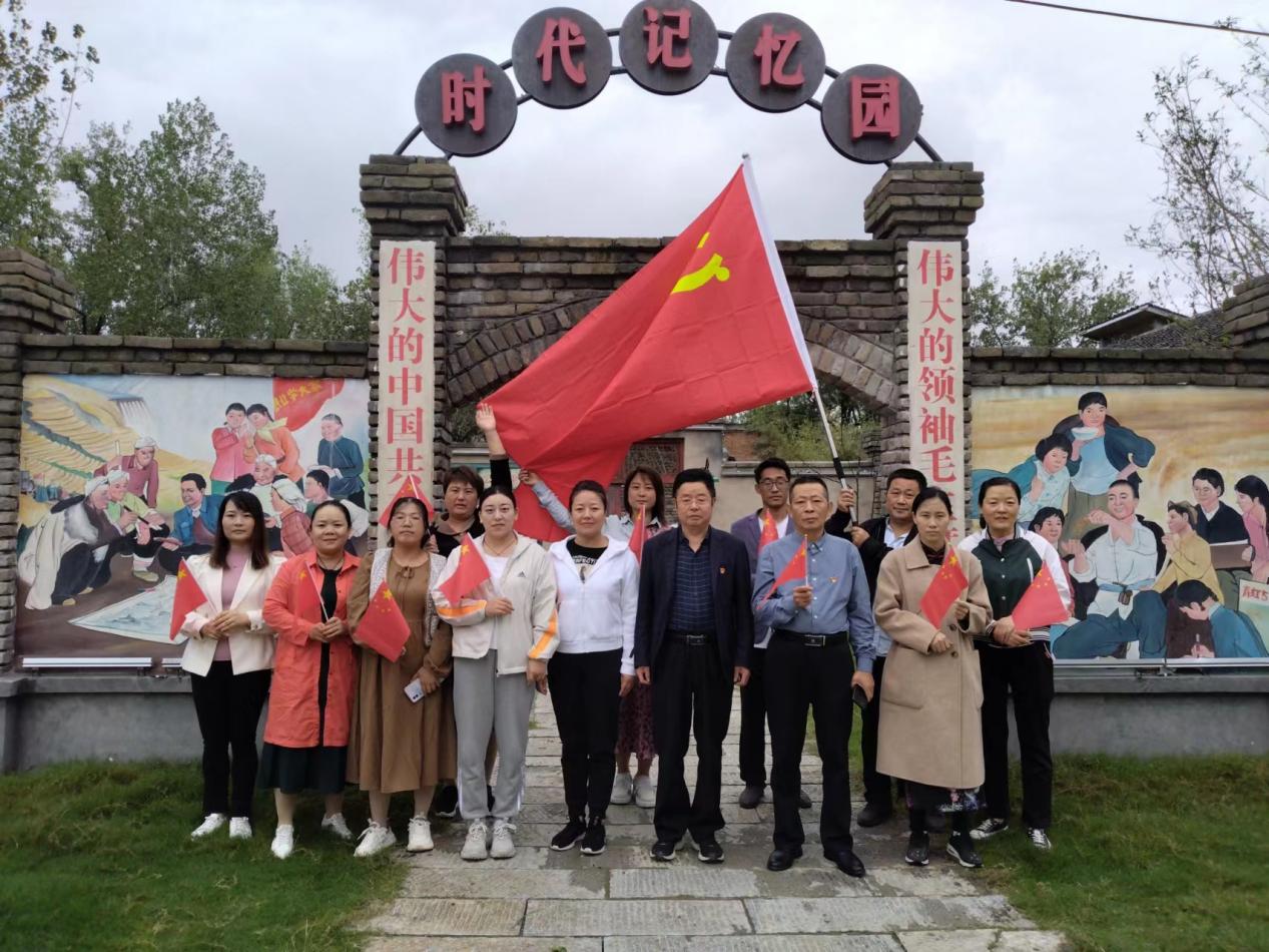 循足迹、抒情怀、践初心-——内乡县瓦亭镇卫生院党支部组织党员干部前往瓦亭镇时代记忆园开展爱国主义教育活动