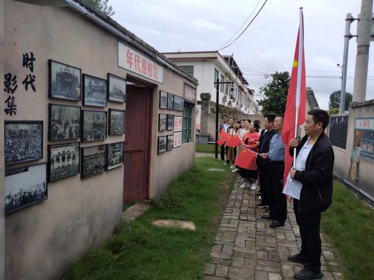 循足迹、抒情怀、践初心-——内乡县瓦亭镇卫生院党支部组织党员干部前往瓦亭镇时代记忆园开展爱国主义教育活动