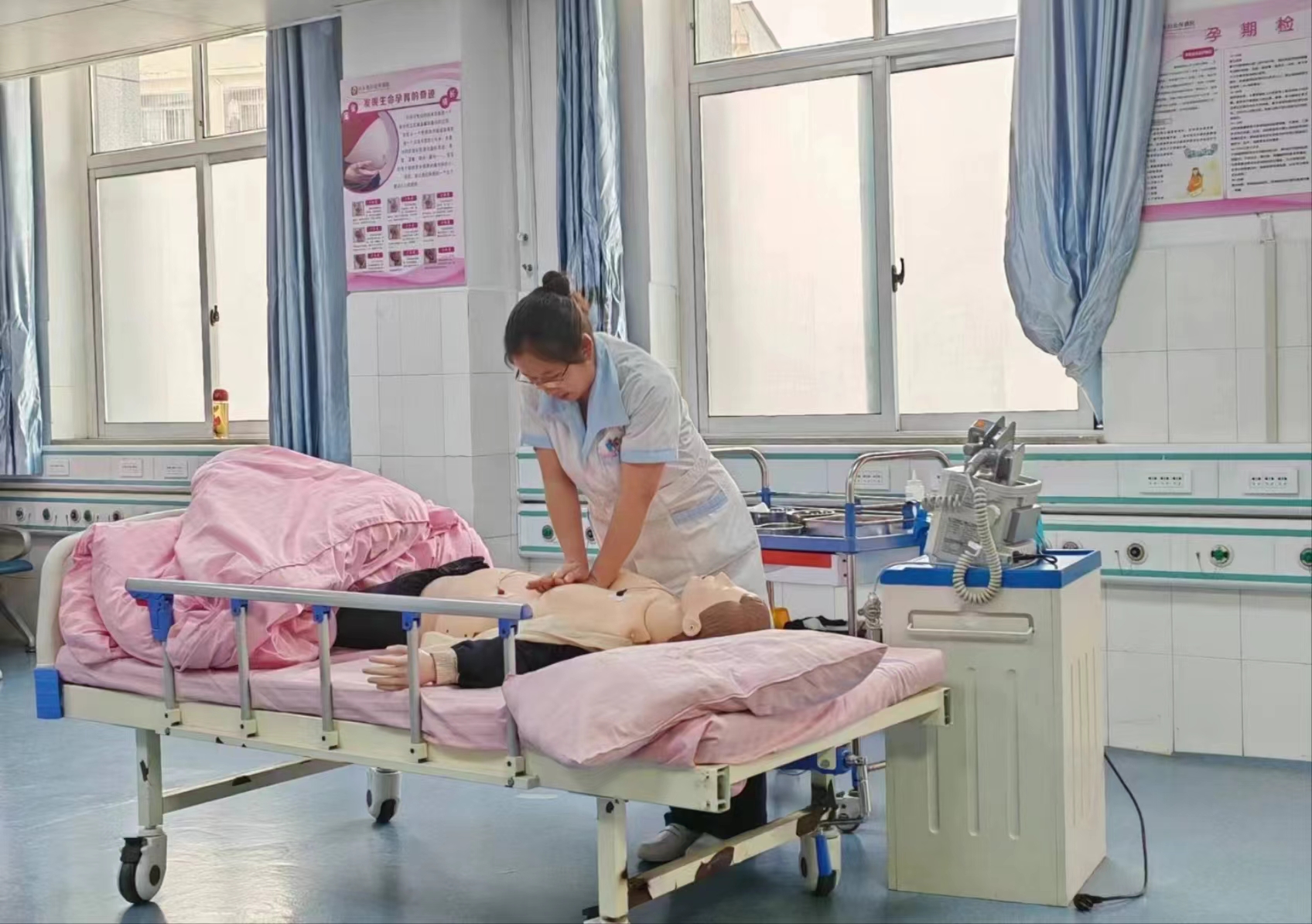 内乡县妇幼保健院举行单人徒手心肺复苏及电除颤技能考核
