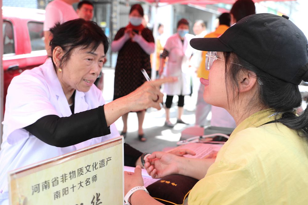 南阳祯华堂义诊活动走进新西社区