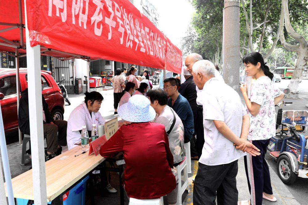 南阳祯华堂义诊活动走进新西社区