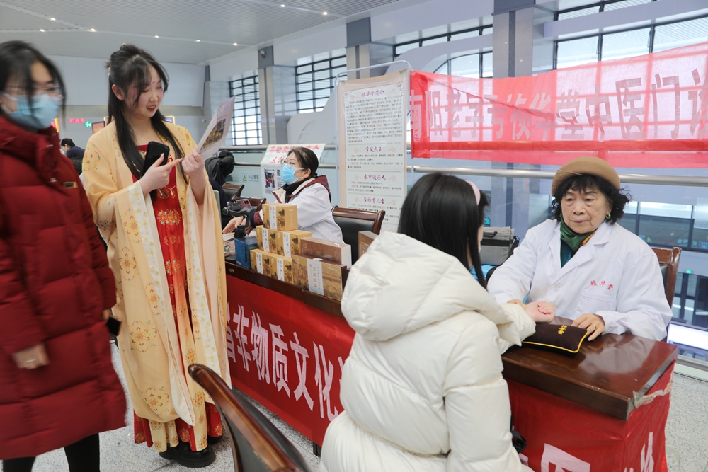 樊成华教授带领南阳祯华堂团队积极参加非遗进高铁站活动