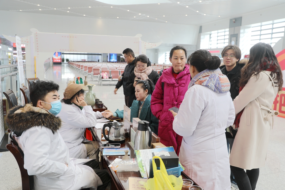 樊成华教授带领南阳祯华堂团队积极参加非遗进高铁站活动